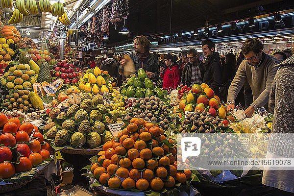 Menschenmassen auf dem Obstmarkt in Spanien