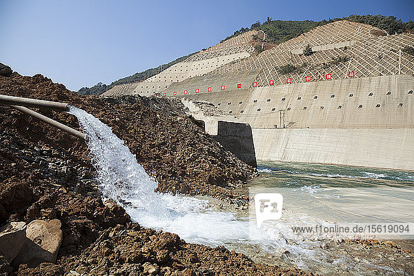 Das Wasser wird aus dem ursprünglichen Flusskanal gepumpt - der jetzt eine Baustelle für den Staudamm Nr. 5 ist -  da der Nam Ou Fluss in Laos stattdessen durch einen Umleitungsdamm (Kasten) fließt. Der Damm wird eine maximale Höhe von 74 m und eine installierte Gesamtleistung von 240 MW haben.