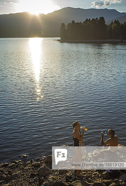 Blick auf ein trinkendes Paar beim Entspannen am Ufer des Lakeï¾ Siskiyou  Kalifornien  USA
