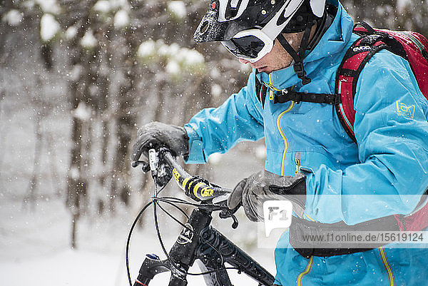 Kaltes Wetter - Radfahren mit fetten Reifen bei Schnee und Kälte im Winter.