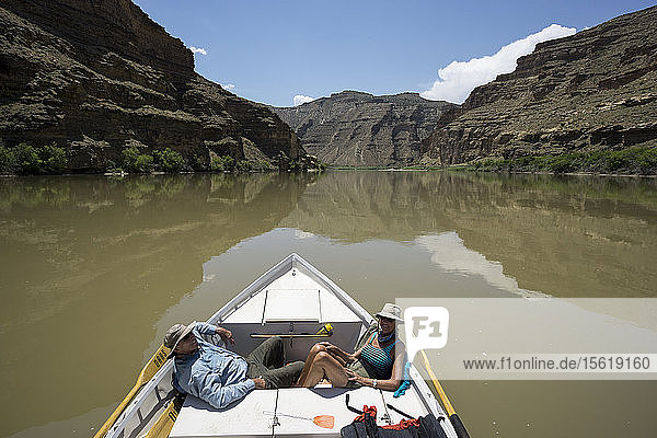 Ein Dory-Boot schwimmt den Desolation/Gray Canyon-Abschnitt des Green River hinunter  Utah  USA