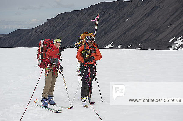 Das Team zieht zum Camp One auf dem Sheep Glacier für eine Skibesteigung des Mount Sanford im Wrangell-St. Elias National Park außerhalb von Glennallen  Alaska  im Juni 2011. Der Mount Sanford ist mit 16.237 Fuß der sechsthöchste Berg in den Vereinigten Staaten. (Modellfreigabe: Agnes Hage und Adam Howard)