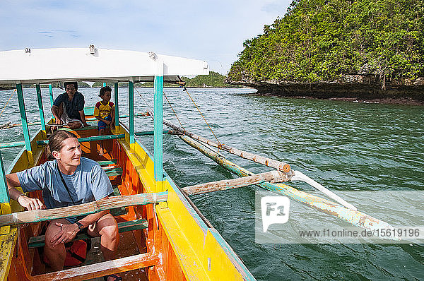 Frau reitet auf einem Boot durch den Hundert-Inseln-Nationalpark  Luzon  Philippinen