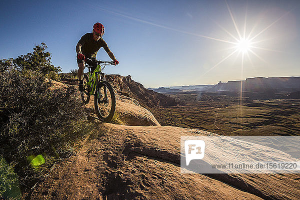 Ein Mann fährt Mountainbike auf dem Captian Ahab Trail  Moab  Utah.
