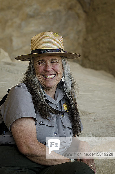 Ein Park Ranger führt Besucher durch den Mesa Verde National Park  eine indianische Stätte im Südwesten von Colorado  die für ihre ausgedehnten Felsenwohnungen bekannt ist.