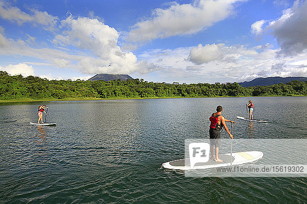 Stand-up-Paddleboarding in der Nähe von La Fortuna mit dem Vulkan Arenal im Hintergrund