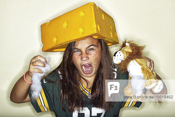 Ein junges Mädchen feiert ihre Liebe zu ihrem Lieblings-Footballteam  den Green Bay Packers.