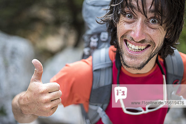 Ein Mann lächelt beim Wandern auf dem Selvaggio Blu  einer 6-tägigen Wanderung  die wegen des Wassermangels  einiger Kletter- und Abseilpassagen und der oft schwierigen Wegfindung als die härteste in Europa gilt. Sardinien  Italien.