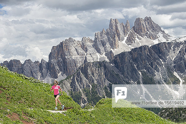 Frau stehend am Cinque Torri Gebiet in den Dolomiten  Italien