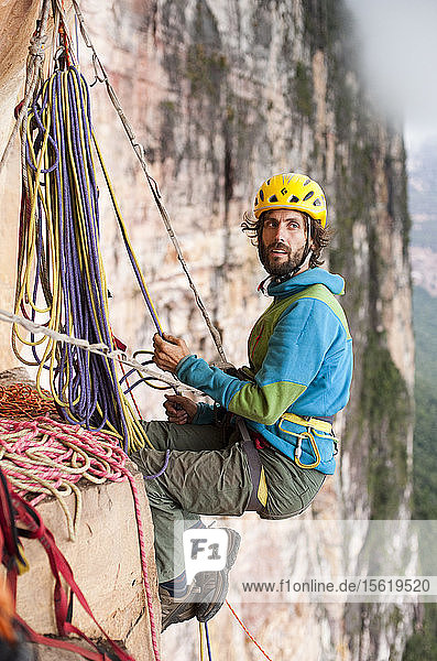 Mann klettert auf den Rocky Mountain  Staat Bolivar  Venezuela