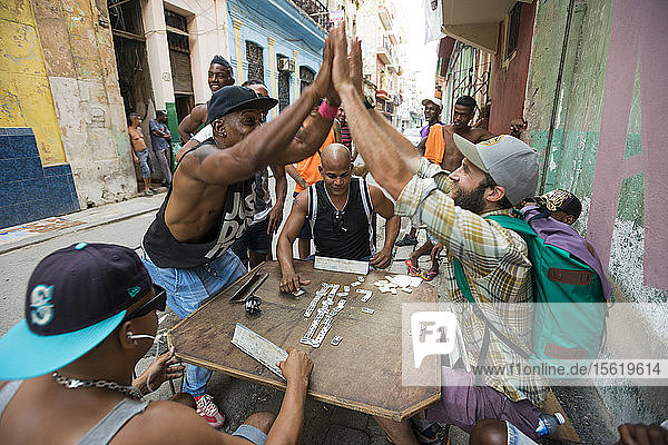 Joel Oberly versucht sich am lokalen Dominospiel in Havanna  Kuba.