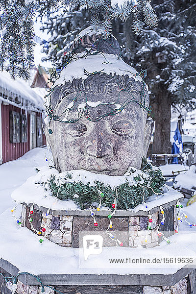 Eine schneebedeckte Buddah-Statue in der Stadt Crested Butte  Colorado  während der Feiertage.