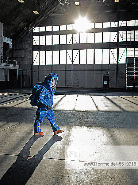 Ein Nationalgardist im Strahlenschutzanzug geht auf einem Luftwaffenstützpunkt in South Dakota spazieren.