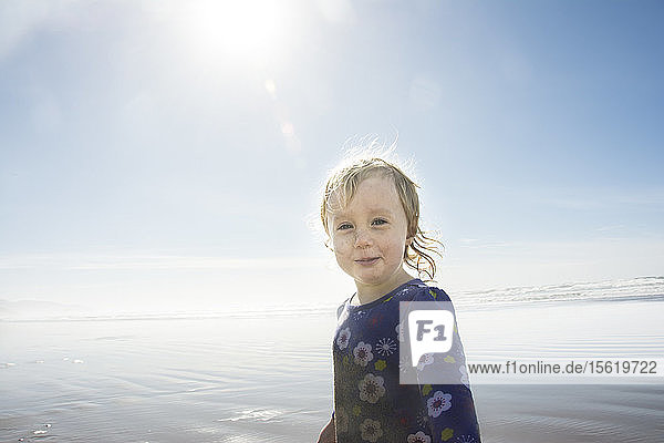 Porträt eines glücklichen kleinen Mädchens mit Sonnenstrahlen am Cannon Beach  Oregon.