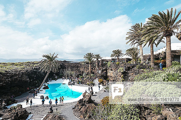Landschaft mit felsigen Bergen und Pool mit türkisfarbenem Wasser in Jameos del Agua  Lanzarote  Spanien