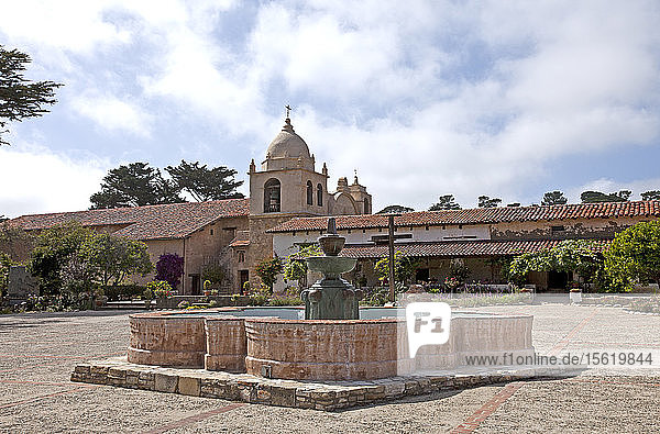 Blick auf das Heiligtum der Carmel-Mission und seine beiden Glockentürme vom Innenhof der Kirche aus.