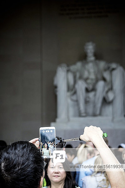 Touristen fotografieren am Lincoln Memorial  Washington DC  USA
