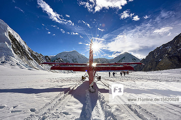 Flugzeuglandung auf verschneiter Landschaft im Denali National Park  USA