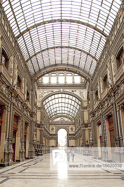 Am nördlichen Ende des Dante  in der Via Enrico Pessina 1  befindet sich die sehr schöne  aber leer stehende Jugendstilgalerie Galleria Principe di Napoli aus dem Jahr 1839.