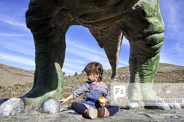 Spanien  La Rioja  Enciso. Statue eines Dinosauriers an der Fundstelle von Dinosaurier-Fußabdrücken in La Virgen del Campo. La Rioja Baja beherbergt einige der wichtigsten Ichnitreste  Fossilien und Dinosaurier-Fußabdrücke der Welt.