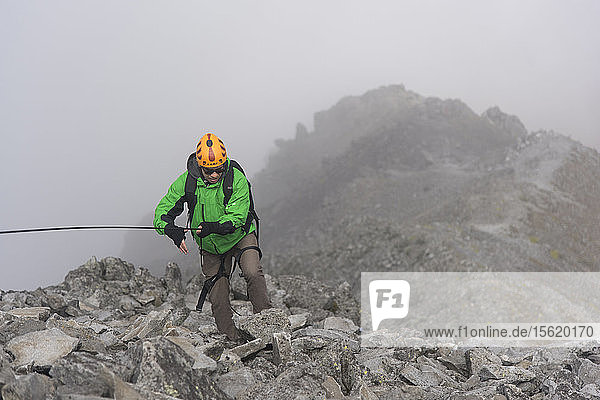 Ein Kletterer hält ein Seil an einem felsigen Abschnitt  während er auf dem Vulkan Nevado de Toluca im Estado de Mexico  Mexiko  wandert.