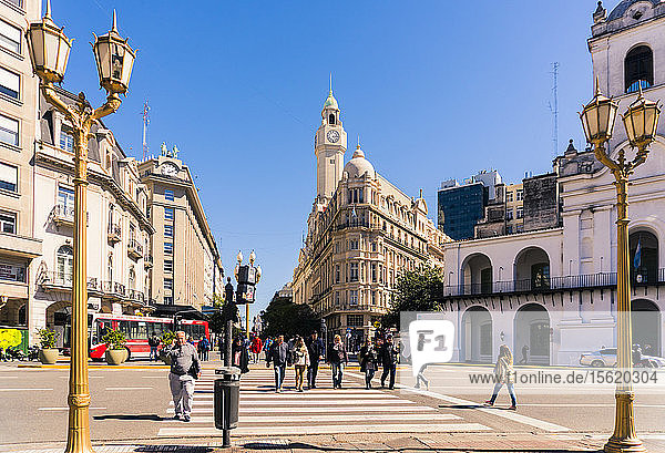 Straßenszene mit Fußgängern und Zebrastreifen im Stadtteil Recoleta von Buenos Aires  Argentinien