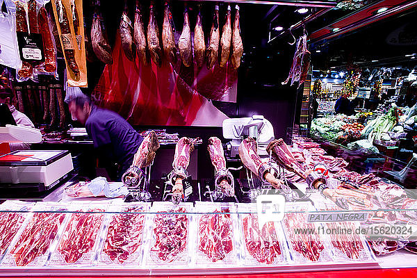In einer Metzgerei in Barcelona  Spanien  werden verschiedene Fleischsorten ausgestellt.