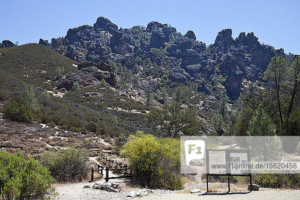 Die High Peaks  eine verschlungene Masse von schwierigem Gelände  bilden die Kulisse und dominieren sowohl die Anfahrt als auch die Erkundung der Westseite dieses wenig erschlossenen Parks.