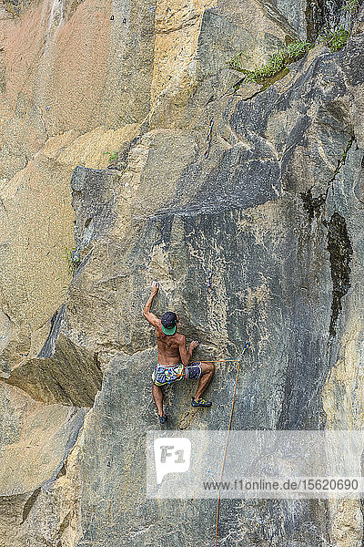 Rückansicht eines abenteuerlustigen Mannes ohne Hemd beim Klettern im Dibs-Steinbruch  Maripora  Bundesstaat Sao Paulo  Brasilien