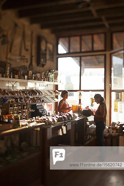 Eine Frau kauft im Polebridge Mercantile in Polebridge  Montana  ein.