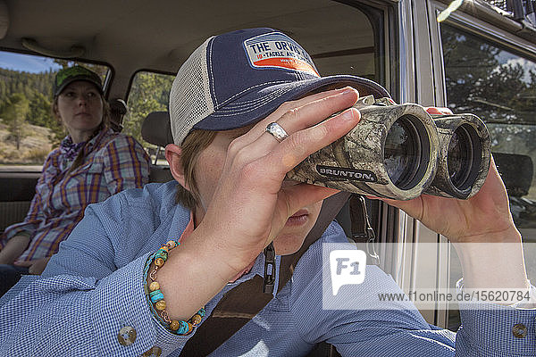 Zwei Frauen entdecken von ihrem Fahrzeug aus Tiere im Yellowstone Country.