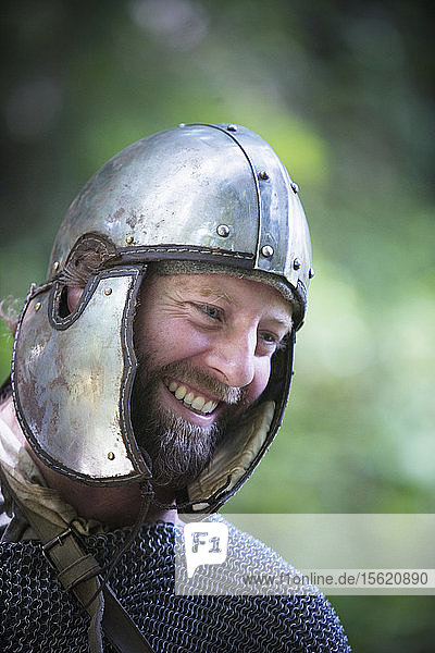 Porträt eines Mannes mit einem Gladiatorenhelm auf dem Kopf.