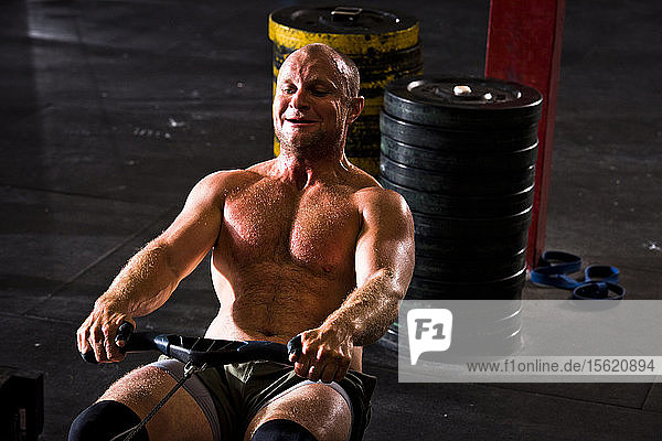 Ein Sportler trainiert an einem Rudergerät in einem Fitnessstudio in San Diego  Kalifornien.