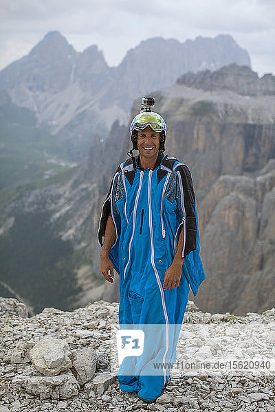 Porträt eines BASE-Springers kurz vor dem Absprung in der Region Sass Pordoi in den Dolomiten im Nordosten Italiens.