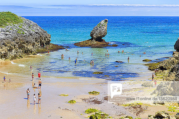 Tourist Menschen genießen in Buelna Strand in Asturien  Spanien