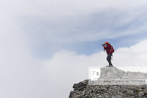 Ein Mann schießt eine Fotokamera auf den Vulkan Nevado de Toluca an einem nebligen Tag in Estado de Mexico  Mexiko.