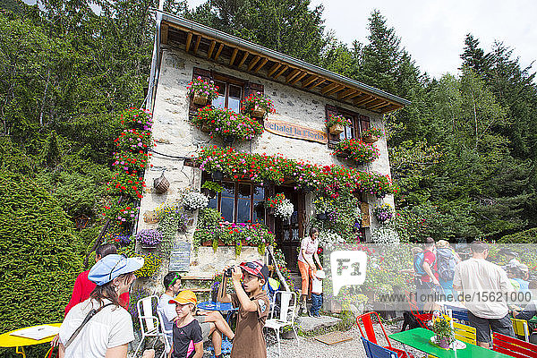 Wanderer und Touristen im Bergrestaurant  Chamonix  Haute-Savoie  Frankreich