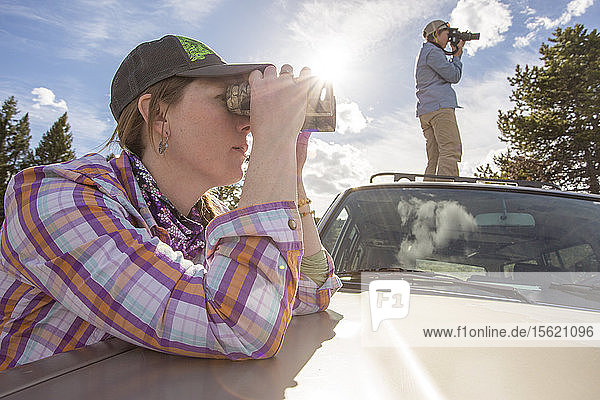 Zwei Frauen entdecken Wildtiere im Yellowstone-Land.