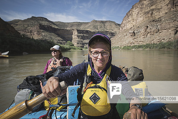 Floßführerin rudert Floß während Rafting-Tour  Desolation/Gray Canyon Abschnitt  Utah  USA