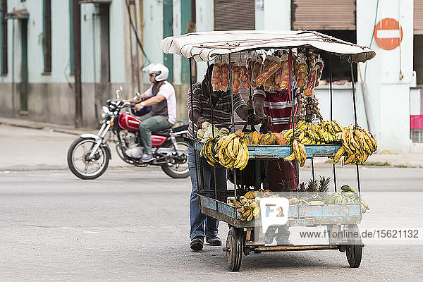 Obst- und Gemüsewagen in den Straßen von Havanna  Kuba