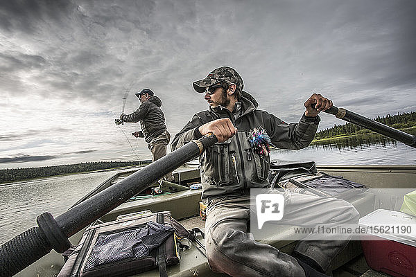 Angelführer an den Stöcken  während ein Angler an einem abgelegenen See im Südwesten Alaskas auf Hecht wirft.