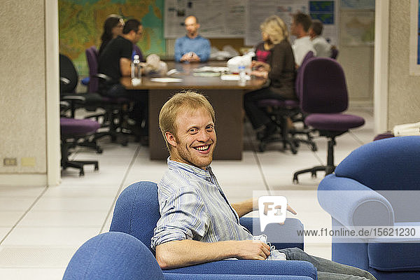 Der Geologe Andy Wickert (vorne) und andere Wissenschaftler entspannen sich in einem Seminarraum des Instituts für Arktis- und Alpenforschung in Boulder  Colorado.