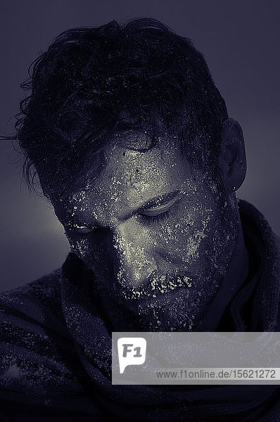 Porträt eines erschöpften Mannes mit eingefrorenem Gesicht