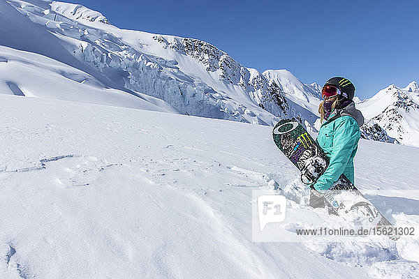Der Profi-Snowboarder und Olympia-Goldmedaillengewinner von 2014  Jamie Anderson  genießt die Berge an einem sonnigen Tag in Haines  Alaska.