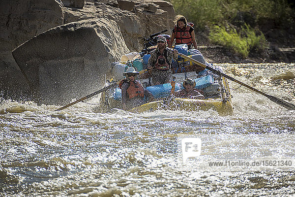 Männer und Frauen beim Rafting auf dem reißenden Green River im Desolation Canyon  Utah  USA