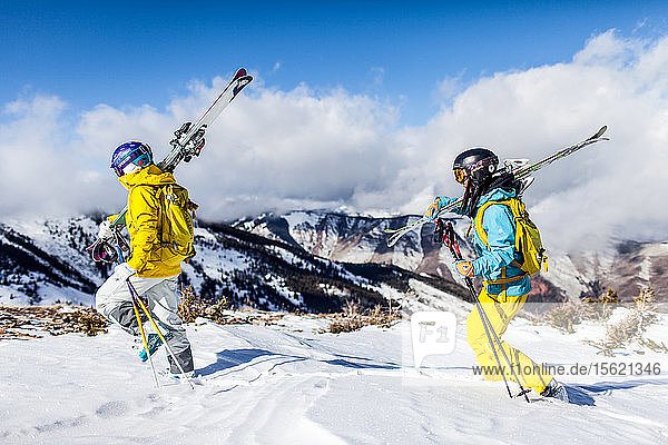 Zwei Skifahrerinnen erklimmen den Gipfel einer Piste in der Nähe von Aspen  Colorado.