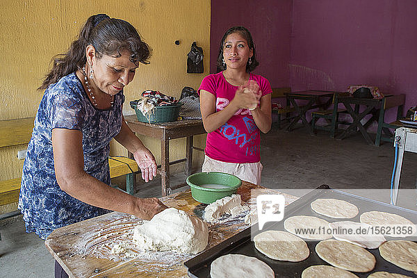 Frauen bereiten Tortillas zu und verkaufen sie in einem Dorf in der Nähe der örtlichen Mine. Die Mine trägt zur Unterstützung der lokalen Wirtschaft bei.