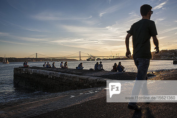 Menschen versammeln sich  um den Sonnenuntergang am Fluss Tejo zu beobachten Lissabon  Portugal