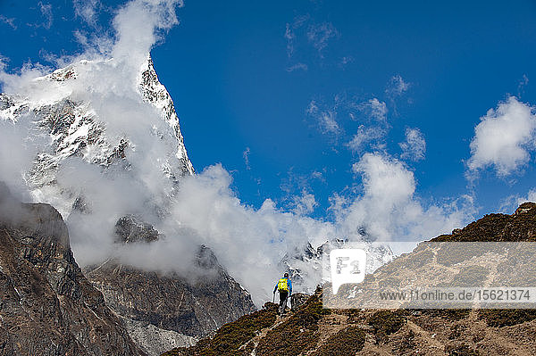 Rückansicht eines Mannes beim Wandern in der Nähe des Mount Everest  Dingboche  Khumbu  Solukhumbu District  Nepal