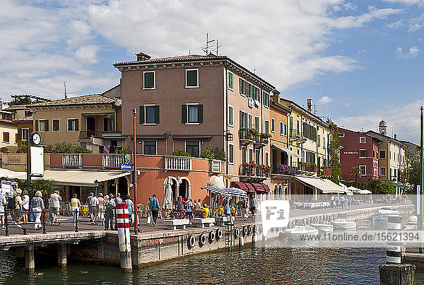 Sirmione am Gardasee ist ein beliebtes italienisches Urlaubsziel. Aus Wikipedia: Sirmione ist eine Gemeinde in der Provinz Brescia  in der Lombardei (Norditalien). Sie grenzt an die Gemeinden Desenzano del Garda (Lombardei) und Peschiera del Garda in der Provinz Verona und die Region Venetien. Das historische Zentrum befindet sich auf der Halbinsel Sirmio  die den unteren Teil des Gardasees teilt.